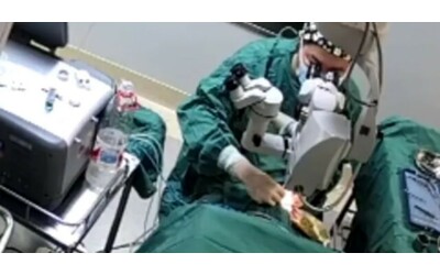 choc in sala operatoria il chirurgo prende a pugni la paziente di 82 anni che sta operando agli occhi video