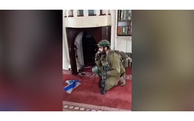 Cisgiordania, soldati israeliani entrano in una moschea di Jenin e fanno la...