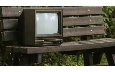 Come sta la “vecchia” tv? Nelle 24 ore Mediaset supera la Rai ma in prima serata il servizio pubblico vince. Tutti i numeri di fine anno