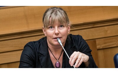 Condannata l’ex deputata M5s Sara Cunial: “Inveì contro un finanziere in zona rossa”