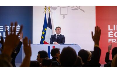 Congedo parentale e lotta all’infertilità, Macron ora usa la retorica del “riarmo demografico”. Le proteste: “Lasci in pace i nostri uteri”