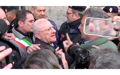 “Conigli, ci aprano”: Vincenzo De Luca si dirige coi manifestanti sotto...