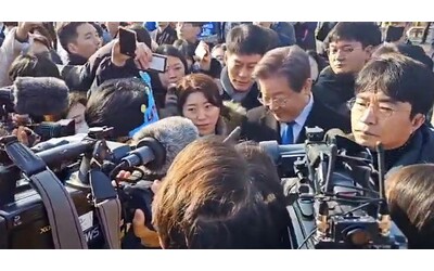 corea del sud il momento in cui il leader dell opposizione lee jae myung viene accoltellato durante un evento pubblico