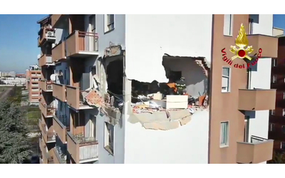 corsico esplosione sventra un palazzo al sesto piano illese le due persone all interno il video dei vigili del fuoco