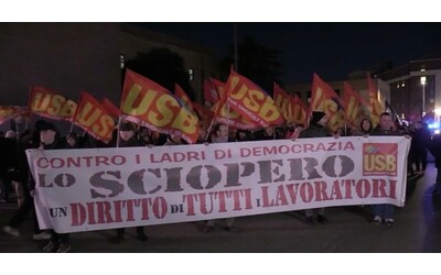 Corteo per il diritto allo sciopero a Roma, USB e studenti arrivano fino al ministero dei Trasporti: “Salvini vai a casa”