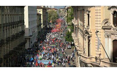 Corteo per il rilancio di Mirafiori: “In piazza almeno 12mila”. Sfottò dei lavoratori a Cirio e Lo Russo: “Scegliete il selfie: con noi o con Tavares?”