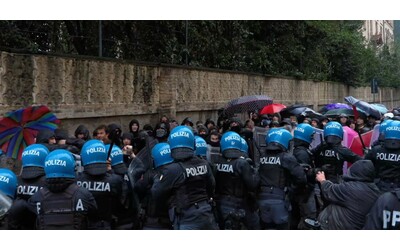corteo per ilaria salis manifestanti provano a raggiungere l ambasciata ungherese a roma scontri con la polizia