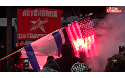 Corteo pro-Palestina a Milano, manifestanti bruciano bandiera israeliana e degli Stati Uniti davanti al consolato americano