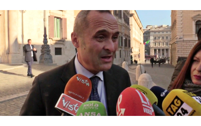 Costa (Azione) difende il bavaglio ai giornalisti: “Dobbiamo bilanciare...