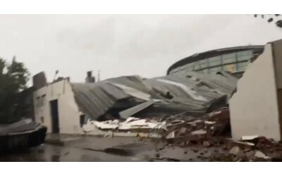 Crolla il tetto di un impianto sportivo durante gara di pattinaggio: 13 morti...