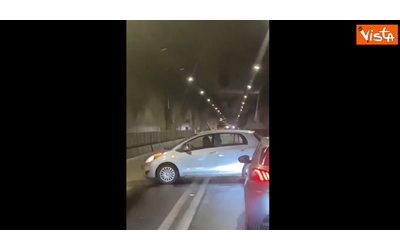 Crolla parte della galleria San Silvestro a Pescara, il video girato subito dopo il cedimento: gli automobilisti tornano indietro