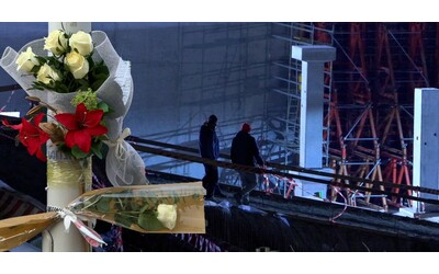 crollo di firenze notte di lavoro per i soccorritori fiori portati davanti al cantiere della tragedia video