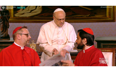 Crozza nei panni di Papa Francesco prende in giro Chiara Ferragni: “Fraintendimento… mi sento strana”