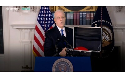 Crozza veste i panni di Joe Biden: tra gaffe e “problemini” di memoria,...