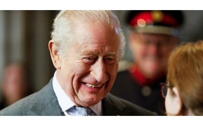 Da  quanto   tempo  lo sapevi     Re Carlo contestato fuori dalla chiesa dopo la la foto choc di Weinstein  Epstein e Ghislaine Maxwell a una festa nel castello di Windsor