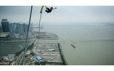 Decide di fare bungee jumping da oltre 200 metri spendendo 300 euro, ha un malore e muore: cosa è accaduto
