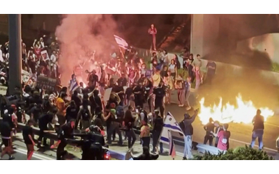 decine di migliaia di persone protestano contro netanyahu a gerusalemme tra le richieste il cessate il fuoco a gaza ed elezioni anticipate