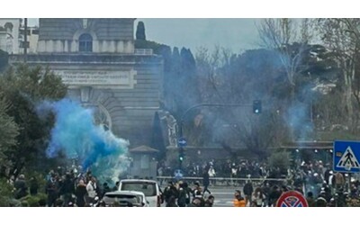 Derby Lazio-Roma, i tifosi biancocelesti fanno il saluto romano a Ponte Milvio prima del match
