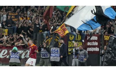 Derby Roma-Lazio, la decisione del giudice sportivo su Mancini: nessuna squalifica per la bandiera col topo