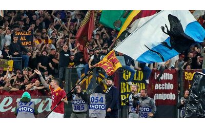 Derby Roma-Lazio, Mancini sventola una bandiera della Lazio con un ratto....
