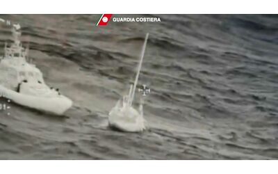 disperso in mare tra grecia e italia guardia costiera salva velista spagnolo il video della complicata operazione