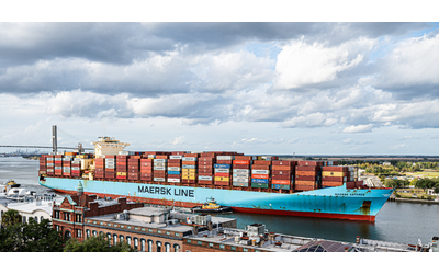dopo lloyd anche maersk sospende il transito di navi dal mar rosso rischi per le filiere globali