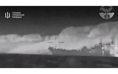 Droni ucraini colpiscono la nave russa Kunikov nel Mar Nero. Kiev: “L’abbiamo affondata”. Il video dell’attacco