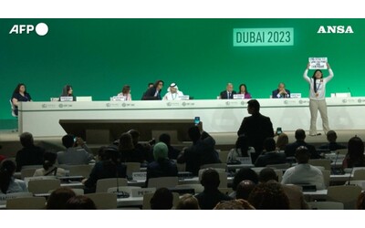 Dubai, attivista irrompe sul palco della Cop28 per chiedere lo stop dei combustibili fossili: “Salvate il nostro futuro”