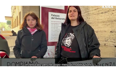 Due studentesse incatenate fuori dal rettorato della Sapienza: “Stop agli accordi con Israele” – Video
