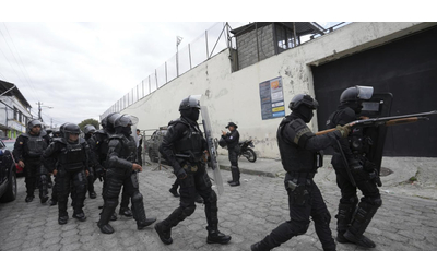 ecuador dilaga il caos dopo la fuga del criminale macias assaltato uno studio tv durante una diretta