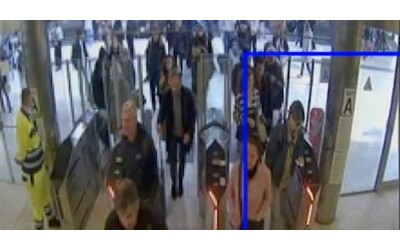 Edoardo Galli ritrovato in stazione Centrale a Milano: le riprese dalle telecamere di videosorveglianza