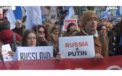 Elezioni in Russia, proteste anti Putin davanti alle ambasciate di Mosca in Europa. Le mobilitazioni a Londra, Parigi, Berlino e Riga