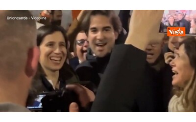 Elezioni Sardegna, Elly Schlein e Alessandra Todde cantano Bella Ciao in strada a Cagliari circondate da sostenitori – Video
