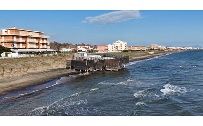 Erosione della costa a Latina, le strutture degli stabilimenti balneari finiscono in acqua – Video