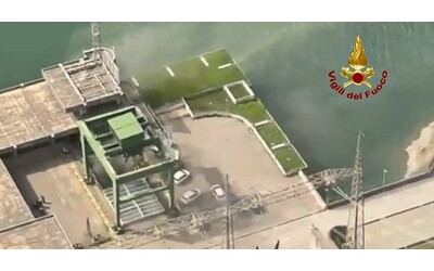 Esplosione alla centrale idroelettrica di Bargi, le immagini dall’elicottero dei vigili del fuoco