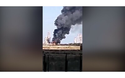 esplosione e incendio nel petrolchimico versalis di brindisi il video della maxi nube nera