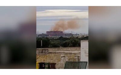Ex-Ilva di Taranto, sindacati: “Nube rossastra dall’acciaieria 2, fumo pericoloso per ambiente e lavoratori”. L’azienda nega: “Non è slopping”