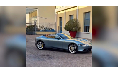 Fedez mostra la sua nuova Ferrari Roma: “È la prima consegnata in Italia,...