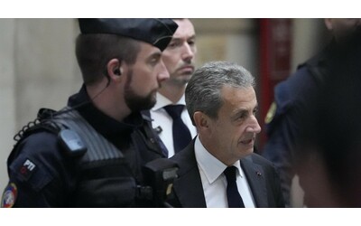 Finanziamento illecito, Sarkozy condannato: sconterà la pena con misure alternative. L’ex presidente ha altri due processi in corso