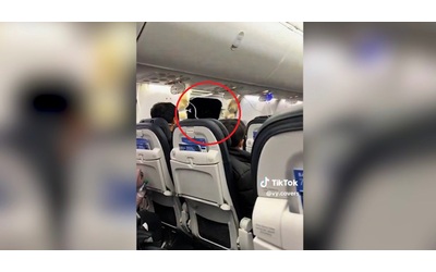 finestrino e pezzo della fusoliera esplodono in volo aereo dell alaska airlines costretto a un atterraggio d emergenza a portland video