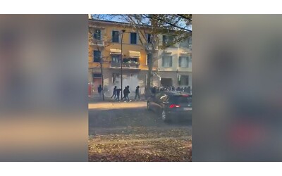 fiorentina salertinana tensione e scontri tra i tifosi fuori dallo stadio franchi lanciati fumogeni e petardi