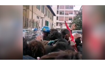 Firenze, cariche della polizia alla manifestazione pro-Palestina dei...