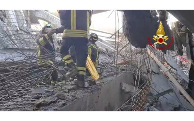 firenze le immagini dei vigili del fuoco dal cantiere del crollo tre operai estratti in vita in corso le ricerche dei dispersi