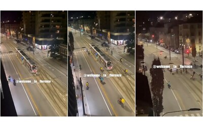 Firenze, rider rapinato in strada chiama i colleghi per inseguire il ladro: il video diffuso sui social