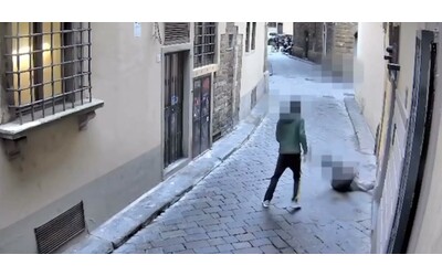 Firenze, rimprovera un giovane che non tiene il suo cane al guinzaglio: 70enne preso a calci e pugni. Denunciato l’aggressore