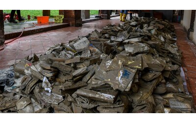 forl a maggio l alluvione ha distrutto migliaia di libri conservati in locali sotterranei quelli salvati li rimetteranno nei seminterrati