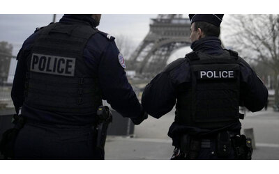 Francia, al via il processo contro lo “stupratore di Tinder”: è accusato di aver violentato 17 donne