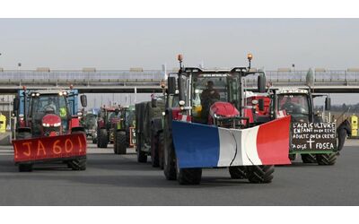 Francia, gli agricoltori con i trattori bloccano due autostrade vicino a...