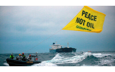 Francia, tribunale respinge citazione per diffamazione di Total contro Greenpeace: “Vittoria anche per gli altri tentativi di intimidazione”