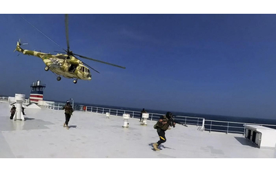 Fuggi fuggi dal mar Rosso di navi cargo e petroliere dopo gli attacchi delle milizie yemenite. Greggio in rialzo di oltre il 3%